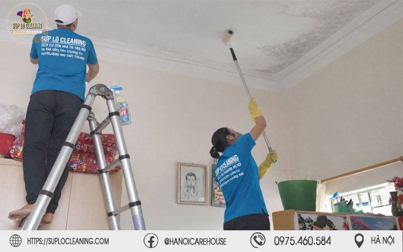 Đội ngũ Súp Lơ Cleaning tích cực xử lý rêu mốc trần nhà tại phường Văn Miếu