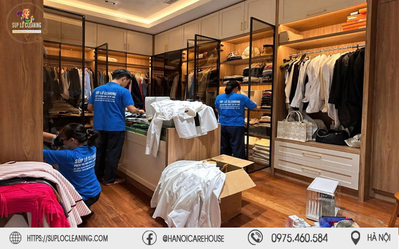 Đội ngũ Súp Lơ Cleaning đang sắp xếp tủ quần áo hiện đại tại Phú Thượng