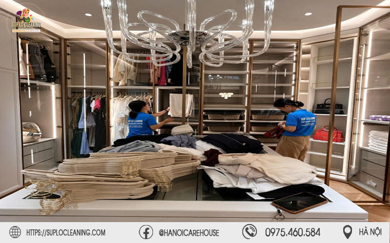 Nhân viên thực hiện dịch vụ gấp quần áo tại Phường Tây Tựu vô cùng tỉ mỉ