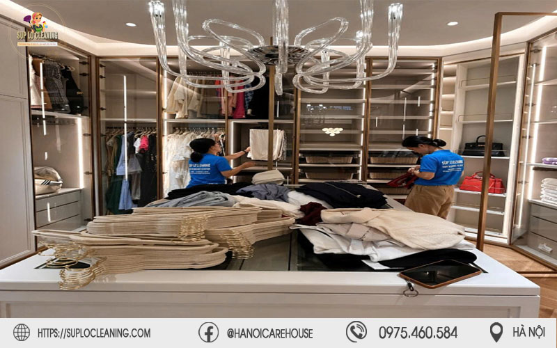 Nhân viên Súp Lơ Cleaning hướng dẫn cách sắp xếp tủ đồ thông minh cho khách hàng