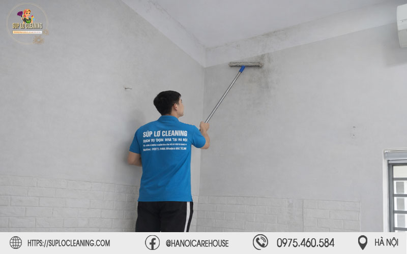 Kỹ thuật viên Súp Lơ Cleaning đang đánh bay mảng bám nấm mốc cứng đầu trên tường