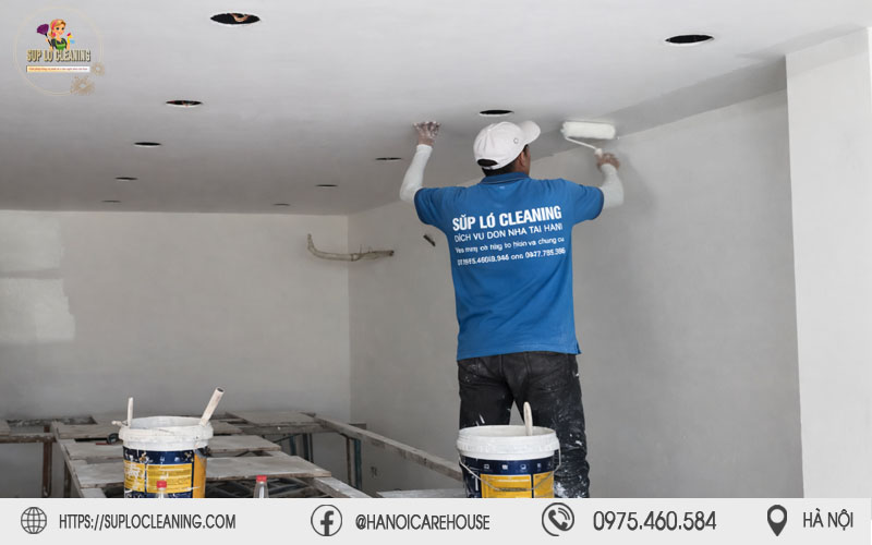 Nhân viên Súp Lơ Cleaning hoàn thiện lớp sơn chống ẩm mốc chuyên nghiệp 