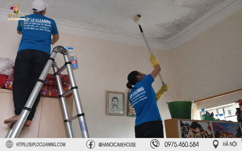 Đội ngũ thợ Súp Lơ Cleaning đang tận tâm xử lý tường mốc khiến khách hàng tin tưởng 100%