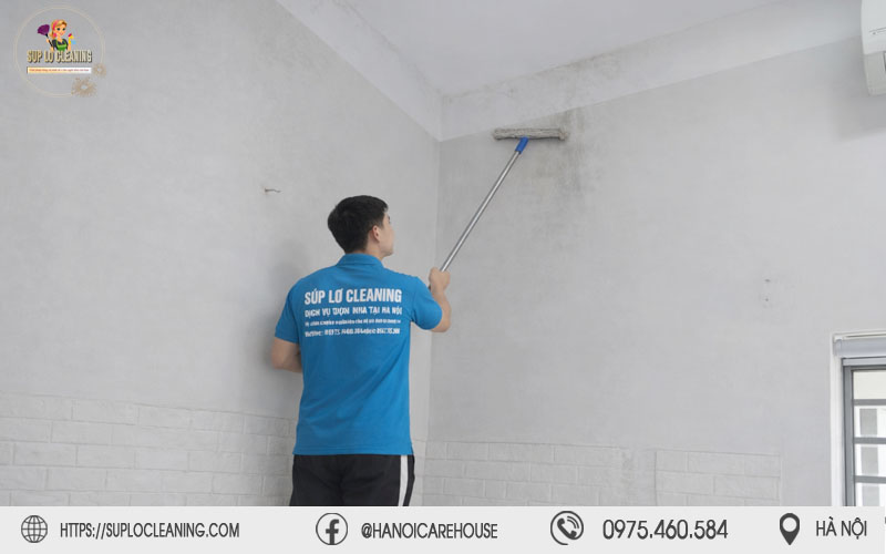 Nhân viên Súp Lơ Cleaning tiến hành xử lý tẩy mốc tường tại phường Hoàng Mai.