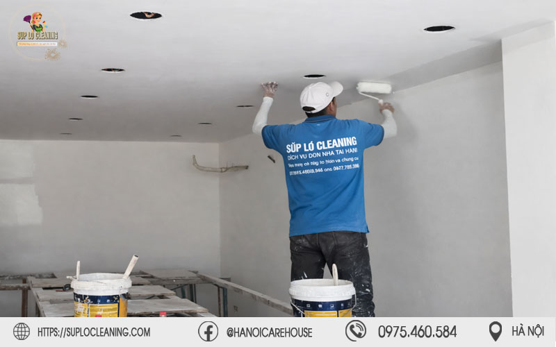 Thợ Súp Lơ Cleaning đang thi công xử lý ẩm mốc triệt để cho tường nhà