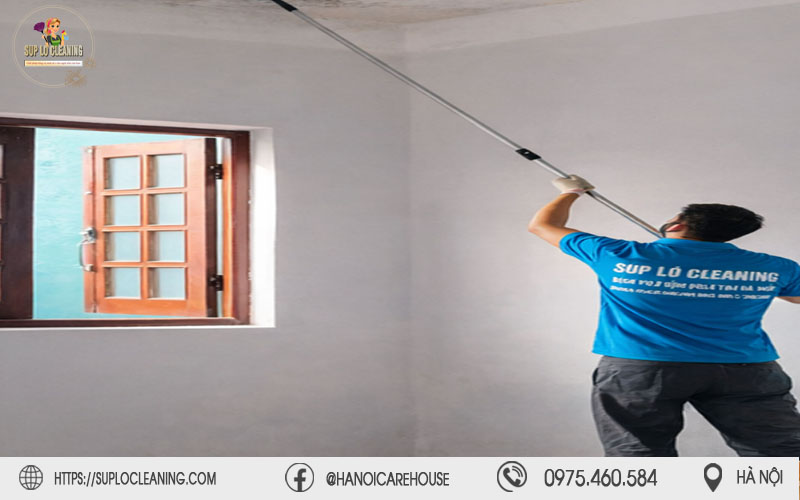 Nhân viên Súp Lơ Cleaning đang xử lý tẩy mốc trần nhà tại phường Lĩnh Nam