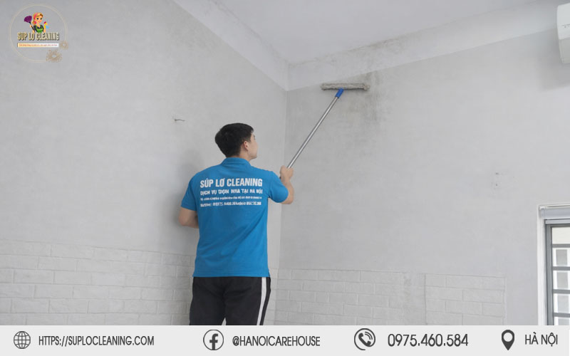 Thợ chuyên nghiệp đang xử lý mảng tường bị mốc đen nghiêm trọng tại Lĩnh Nam