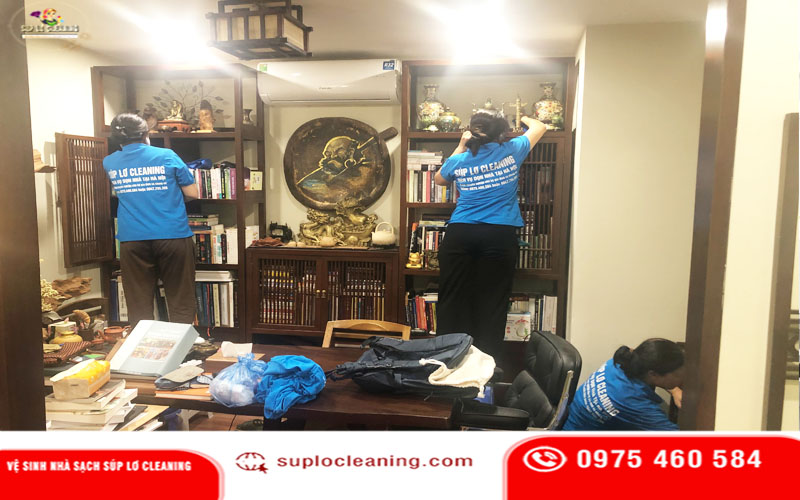 Nhân viên Súp Lơ đang vệ sinh nhà cửa tại phòng khách sạch sẽ