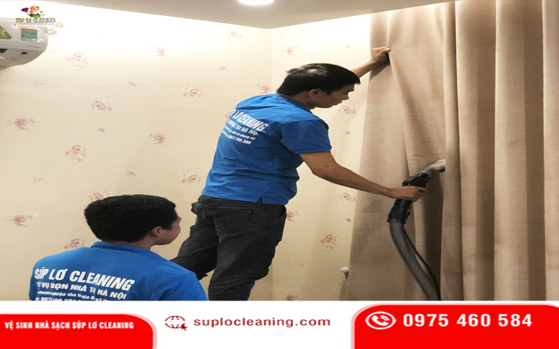 
Nhân viên đang tiến hành giặt sofa bằng máy hơi nước nóng