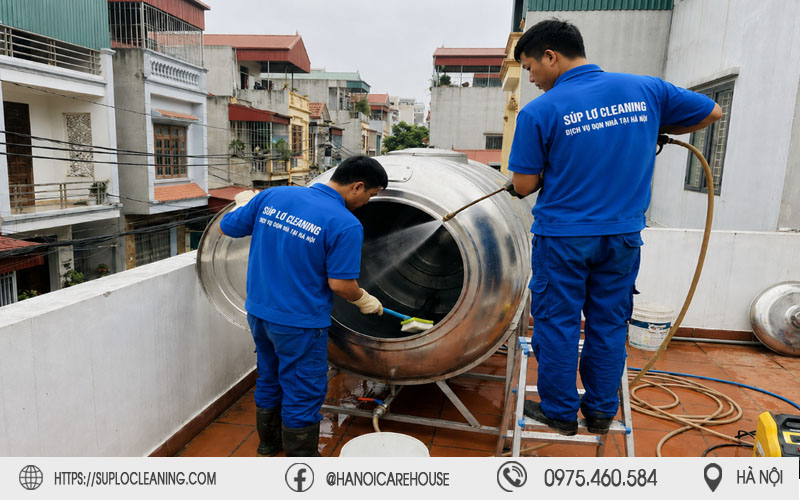 Đội ngũ nhân viên Súp Lơ Cleaning đang tận tâm thực hiện quy trình thau rửa bồn nước 