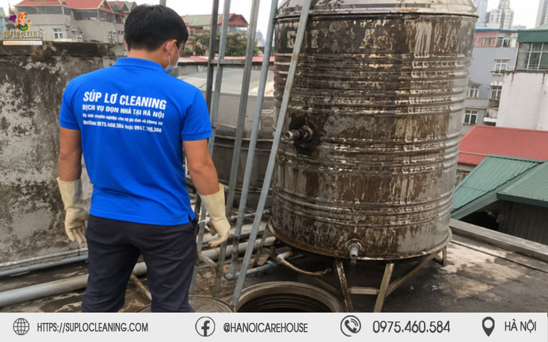 Thực tế bồn nước inox lâu ngày không được vệ sinh, tích tụ nhiều mảng bám và cặn bẩn nghiêm trọng