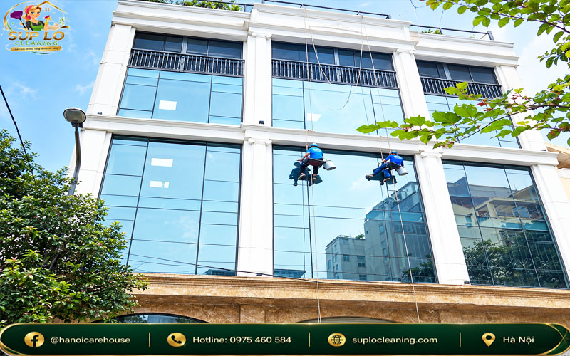 Dịch vụ đu dây lau kính nhà cao tầng của Súp Lơ an toàn, chất lượng
