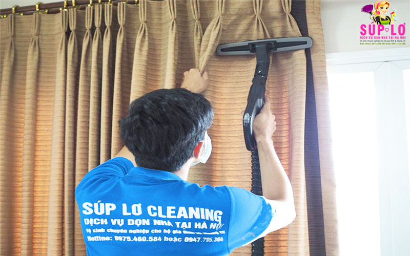 Nhân viên Súp Lơ Cleaning đang giặt rèm tại nhà khách hàng quận Cầu Giấy