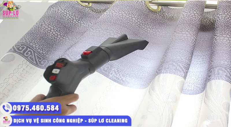 Dùng máy móc công nghiệp để xử lý các vết bẩn cứng đầu nhất trên rèm một cách hiệu quả nhất