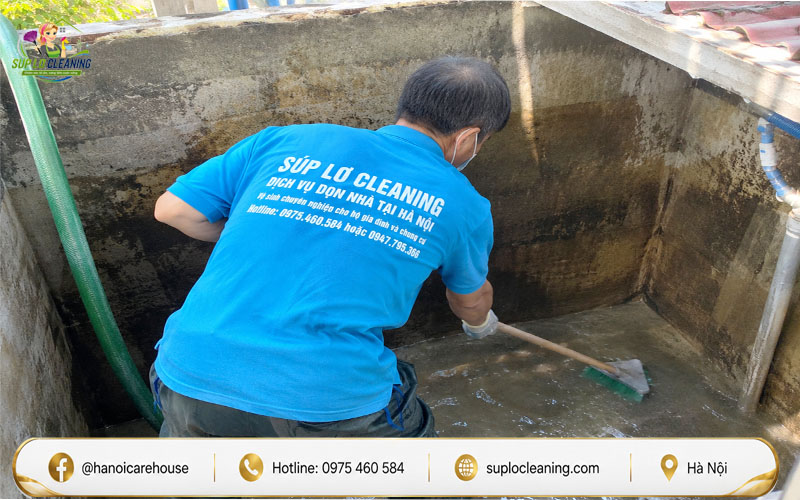 Nhân viên Súp Lơ Cleaning thau rửa bể nước tại nhà khách ở Bà Đình