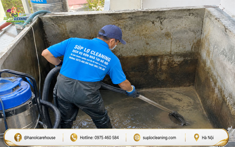 Đội ngũ nhân viên Súp Lơ Cleaning đang tận tâm thực hiện quy trình thau rửa bồn nước