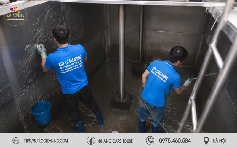 Làm sạch cặn bẩn trong bể nước sinh hoạt tại quận Cầu Giấy