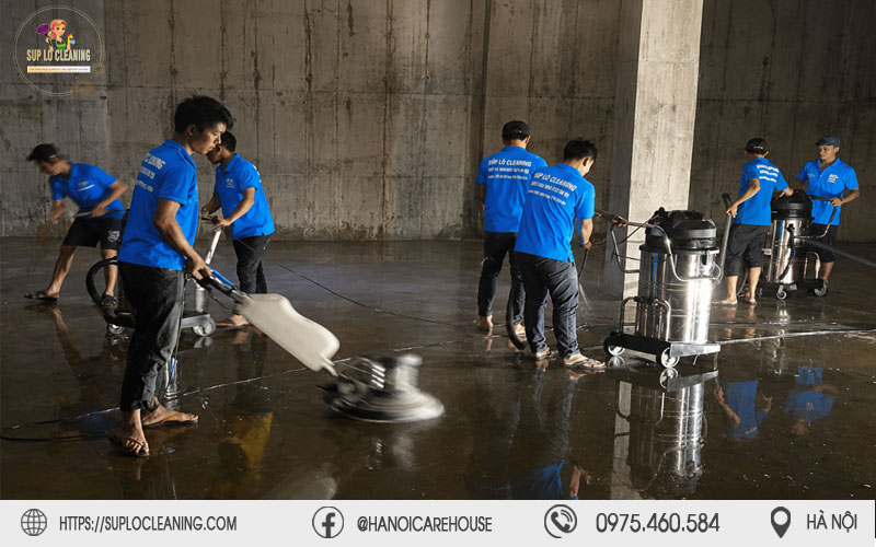 Đội ngũ Súp Lơ Cleaning chuyên nghiệp với máy móc hiện đại đang vệ sinh sàn hầm