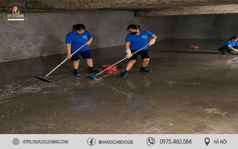 Kỹ thuật viên Súp Lơ Cleaning vệ sinh bể nước ngầm tại quận Hoàn Kiếm.