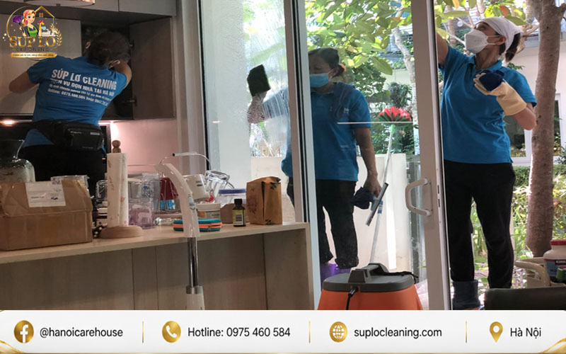 Nhân viên Súp Lơ Cleaning lau kín sạch sẽ để khách hàng yên tâm xem báo giá vệ sinh sau xây dựng