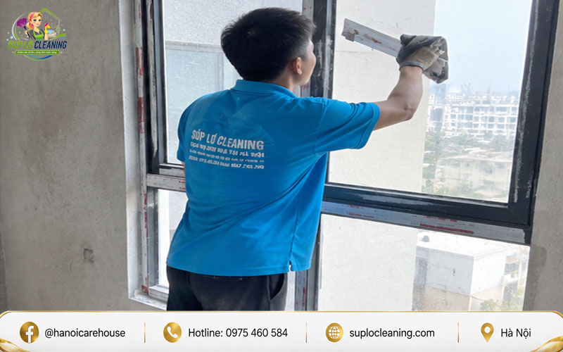 Thợ Súp Lơ Cleaning cẩn thận làm sạch kính khi nhận yêu cầu báo giá vệ sinh sau xây dựng