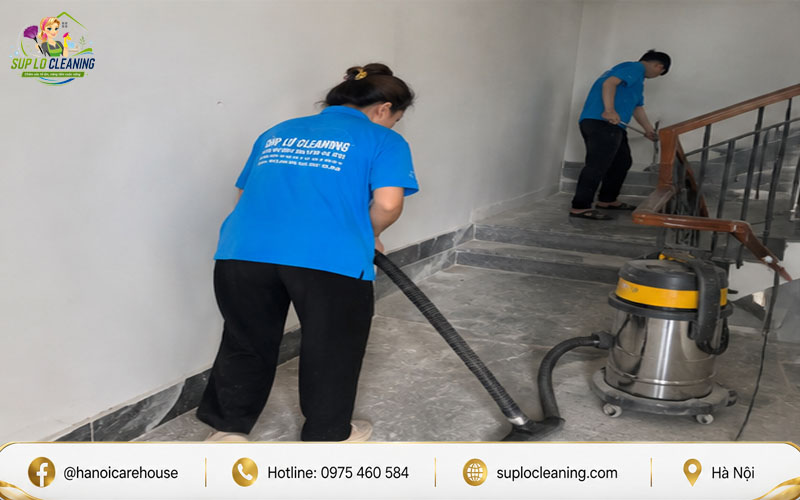 Đội ngũ Súp Lơ Cleaning thợ tận tâm thực hiện công đoạn hút bụi và chà sàn kỹ lưỡng từng góc nhỏ