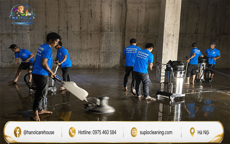 Nhân viên vệ sinh bể nước ngầm tại Đống Đa
