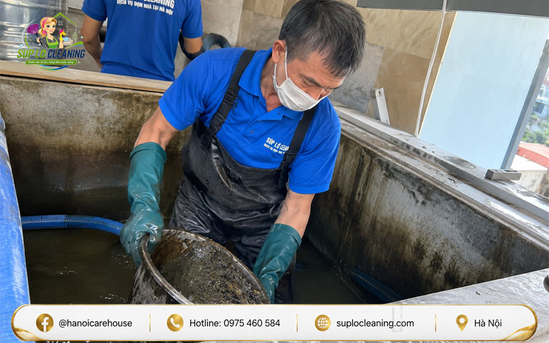 Nhân viên Súp Lơ Cleaning vệ sinh bể nước ngầm tại Hai Bà Trưng