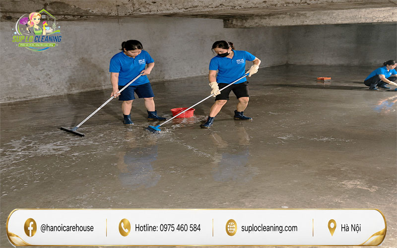 Nhân viên Súp Lơ Cleaning làm sạch bể chứa nước
