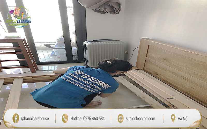 Nhân viên vệ sinh phòng ngủ trước khi chuyển vào ở