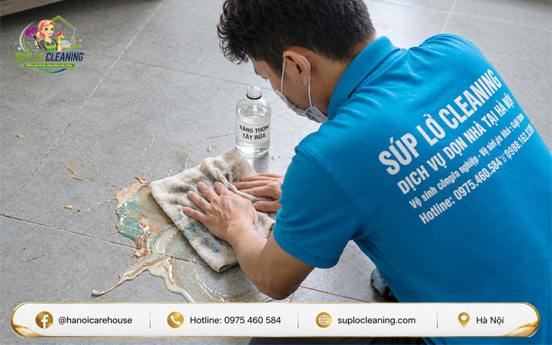 Dùng xăng thơm tẩy vết sơn dầu trên nền gạch