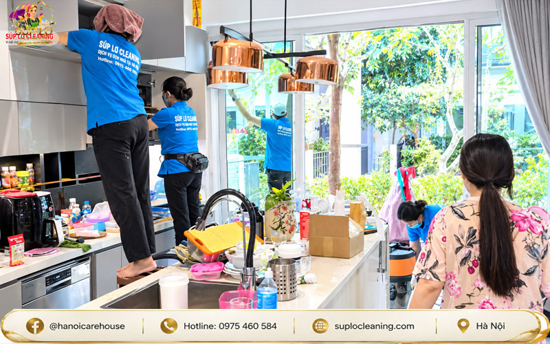 Nhân viên vệ sinh chuyên nghiệp làm sạch từng khu vực trong căn hộ